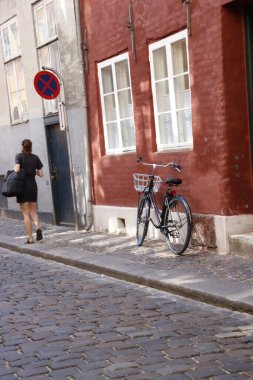 Şehirde bisiklet sürmek.