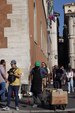 Roma şehir merkezini ziyaret eden turistler
