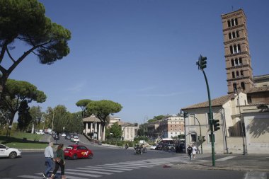Roma şehir merkezini ziyaret eden turistler