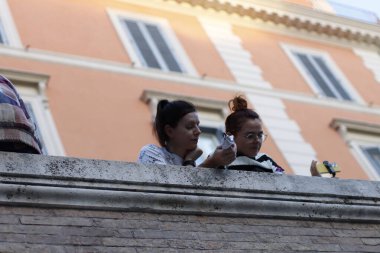 Roma şehir merkezini ziyaret eden turistler