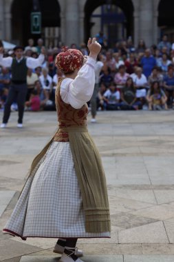 Sokak festivalinde Bask halk dansçısı