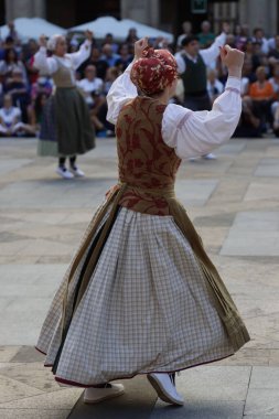 Halk festivalinde Bask geleneksel dansı