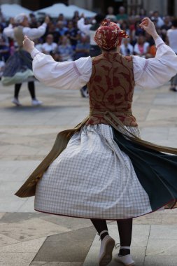 Halk festivalinde Bask geleneksel dansı