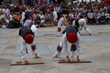 Halk festivalinde Bask geleneksel dansı
