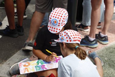  Fransa Bisiklet Turu 'nun ilk safhasında bisikletçi destekçileri