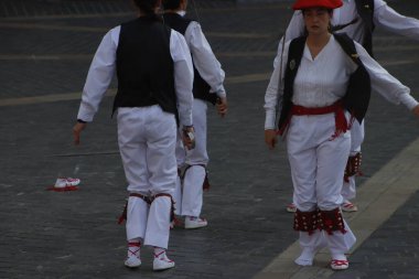 Bir festivalde Bask halk dansçıları