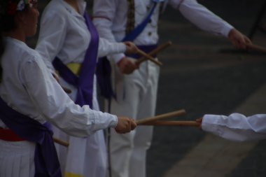 Bir festivalde Bask halk dansçıları