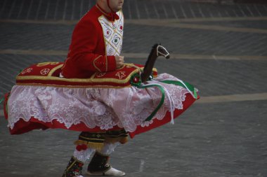 Sokakta Bask halk dansları sergisi