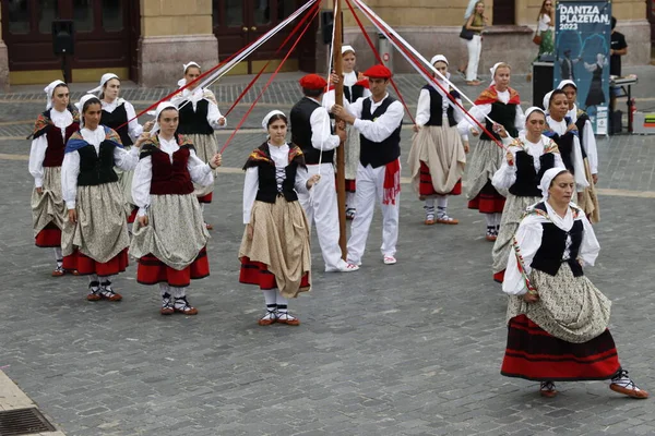 野外フェスティバルでバスクの民俗舞踊家 — ストック写真