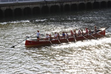 Bilbao nehrinde kürek çekerken