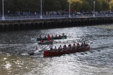 Bilbao nehrinde kürek çekerken