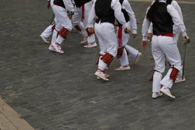 Açık hava festivalinde Bask halk dansı sergisi