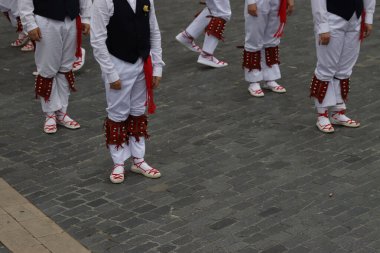 Açık hava festivalinde Bask halk dansı sergisi