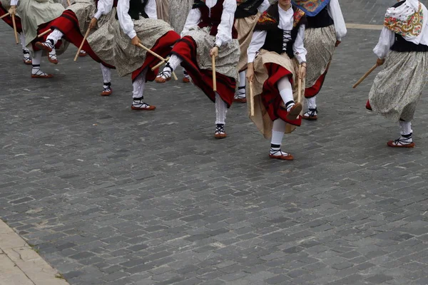 野外フェスティバルでのバスク民俗舞踊展 — ストック写真