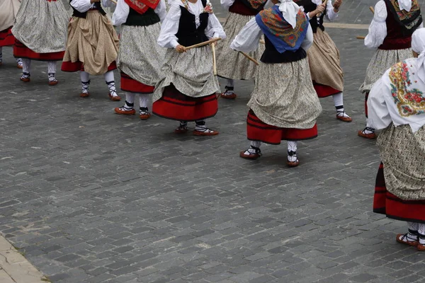 野外フェスティバルでのバスク民俗舞踊展 — ストック写真