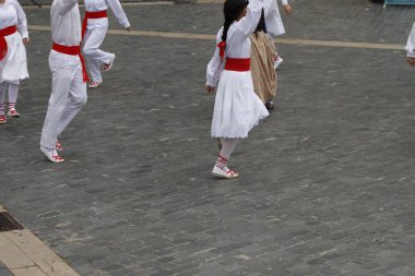 Sokak festivalindeki bir gösteri sırasında Bask halk dansçıları