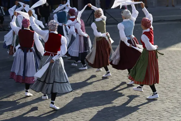 Baskijscy Tancerze Ludowi Podczas Występu Festiwalu Ulicznym — Zdjęcie stockowe