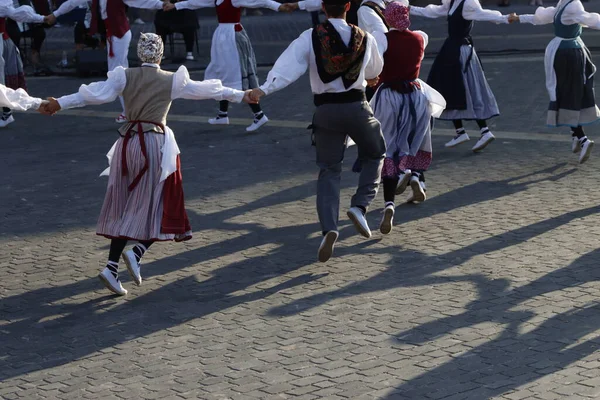 Baskičtí Lidoví Tanečníci Během Představení Pouličním Festivalu — Stock fotografie