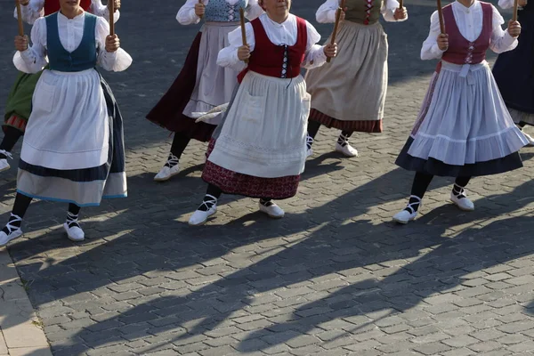 Баскські Народні Танцюристи Під Час Виступу Вуличному Фестивалі — стокове фото