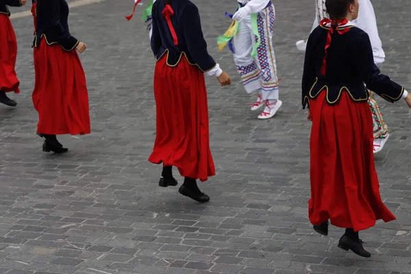 Bailarines Folclóricos Vascos Durante Una Actuación Festival Callejero — Foto de Stock