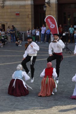 Sokakta Bask halk dansçısı