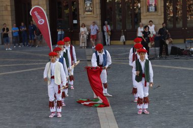 Sokakta Bask halk dansçısı