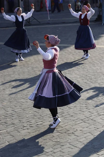 通りのバスク民族舞踊家 — ストック写真