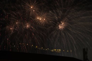 Yaz gecesinde havai fişek gösterisi