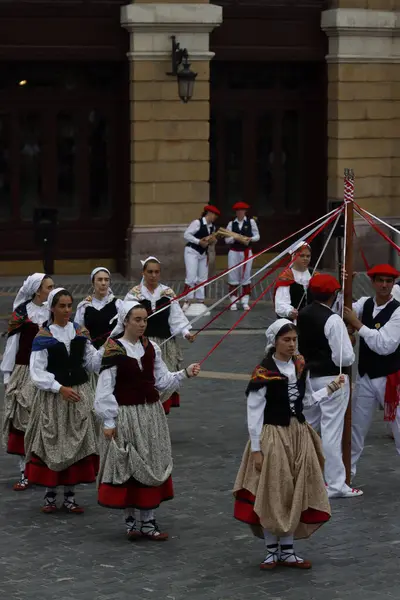 Баскська Народна Танцівниця Відкритому Фестивалі — стокове фото