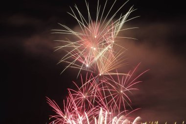 Geceleri havai fişek gösterisi