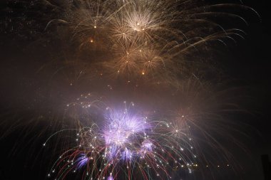 Geceleri havai fişek gösterisi