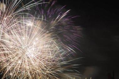 Geceleri havai fişek gösterisi