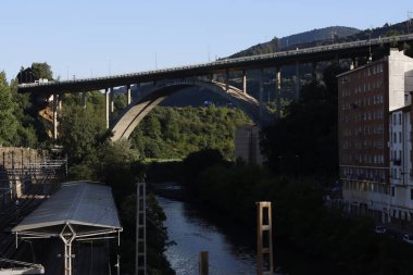 Bilbao nehri üzerindeki köprü.