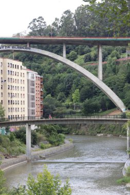 Bilbao nehri üzerindeki köprü.