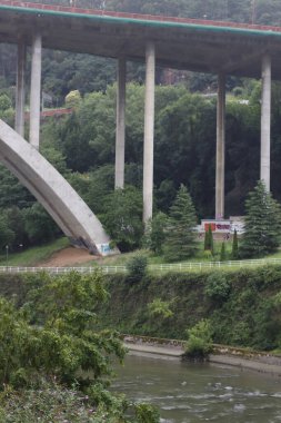 Bilbao nehri üzerindeki köprü.