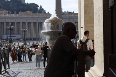 Roma şehir merkezindeki insanlar.