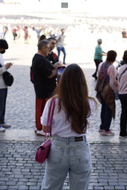 Roma şehir merkezindeki insanlar.