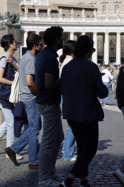 Roma şehir merkezindeki insanlar.