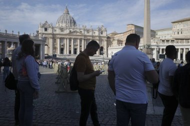Roma şehir merkezindeki insanlar.