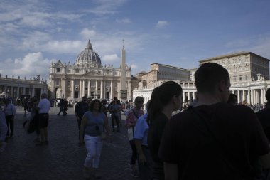 Roma şehir merkezindeki insanlar.