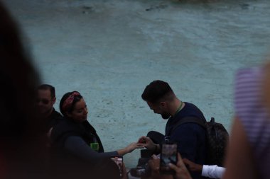 Roma şehir merkezindeki insanlar.