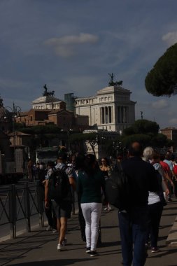 Roma şehir merkezindeki insanlar.