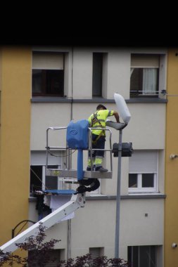 Şehirdeki en yüksek mevkide çalışıyor.