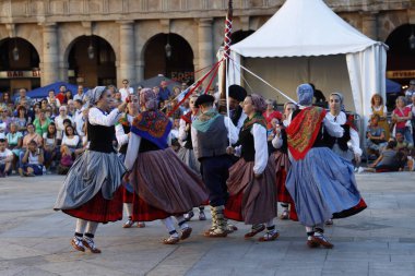 Bask dansçıları açık hava festivali