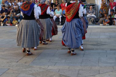 Bask dansçıları açık hava festivali