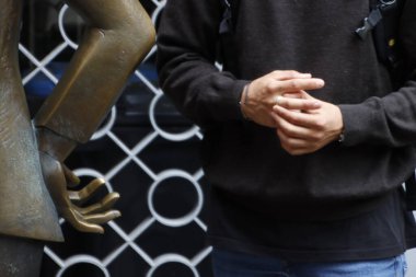 Heykele yakın bir adam.