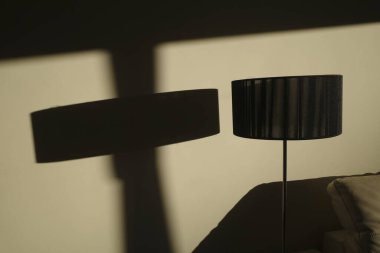 Sabah bir odada lamba ve kanepe.