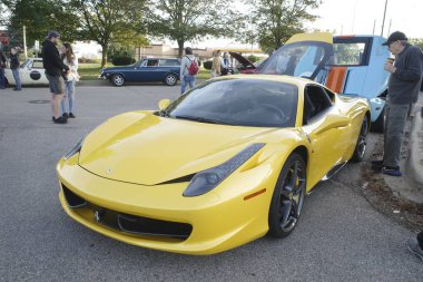 Araba ve kahvaltı Ann Arbor 'un eteklerinde toplanıyor.