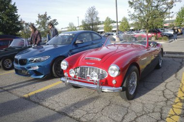 Araba ve kahvaltı Ann Arbor 'un eteklerinde toplanıyor.