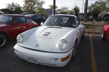 Araba ve kahvaltı Ann Arbor 'un eteklerinde toplanıyor.